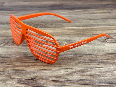 oranje zonnebril van het type met shutters in plaats van glazen